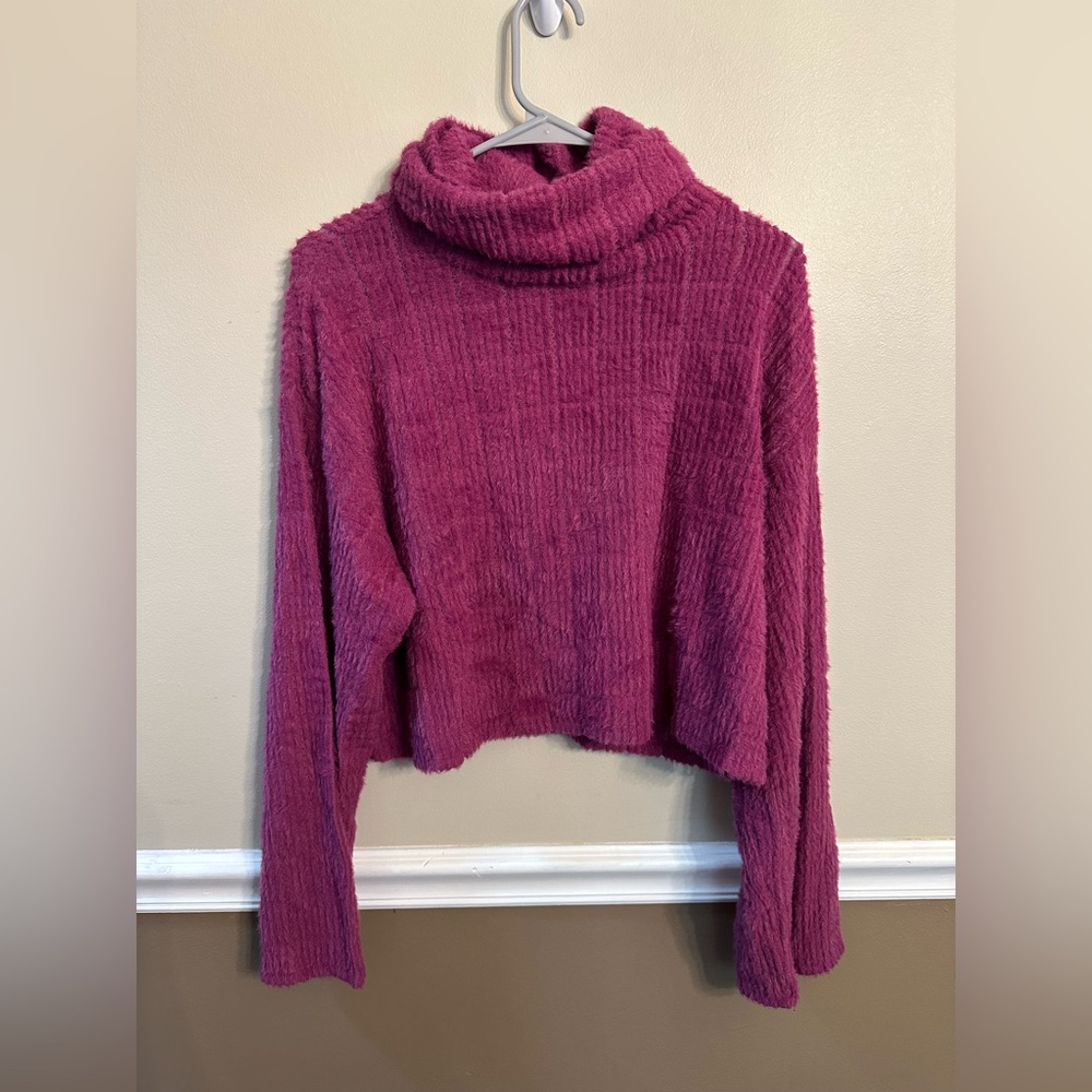 Acoa Eyelash cropped Magenta Turtleneck Sweater